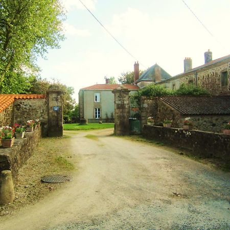 Le Manoir "Aux Douves" Acomodação com café da manhã Bazoges-en-Paillers Exterior foto