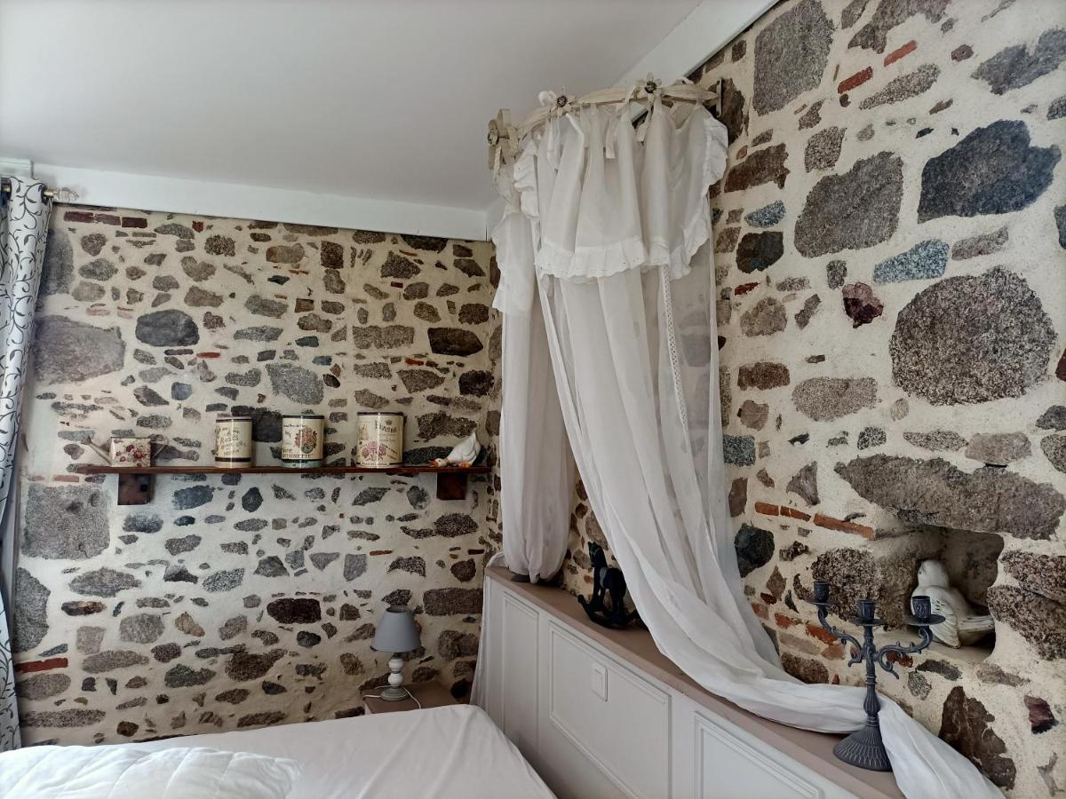 Le Manoir "Aux Douves" Acomodação com café da manhã Bazoges-en-Paillers Exterior foto