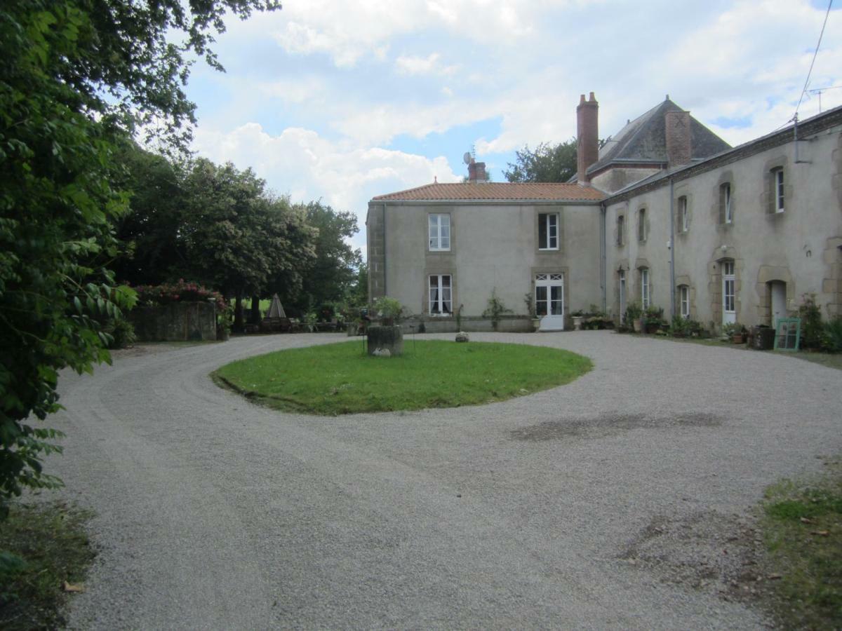 Le Manoir "Aux Douves" Acomodação com café da manhã Bazoges-en-Paillers Exterior foto