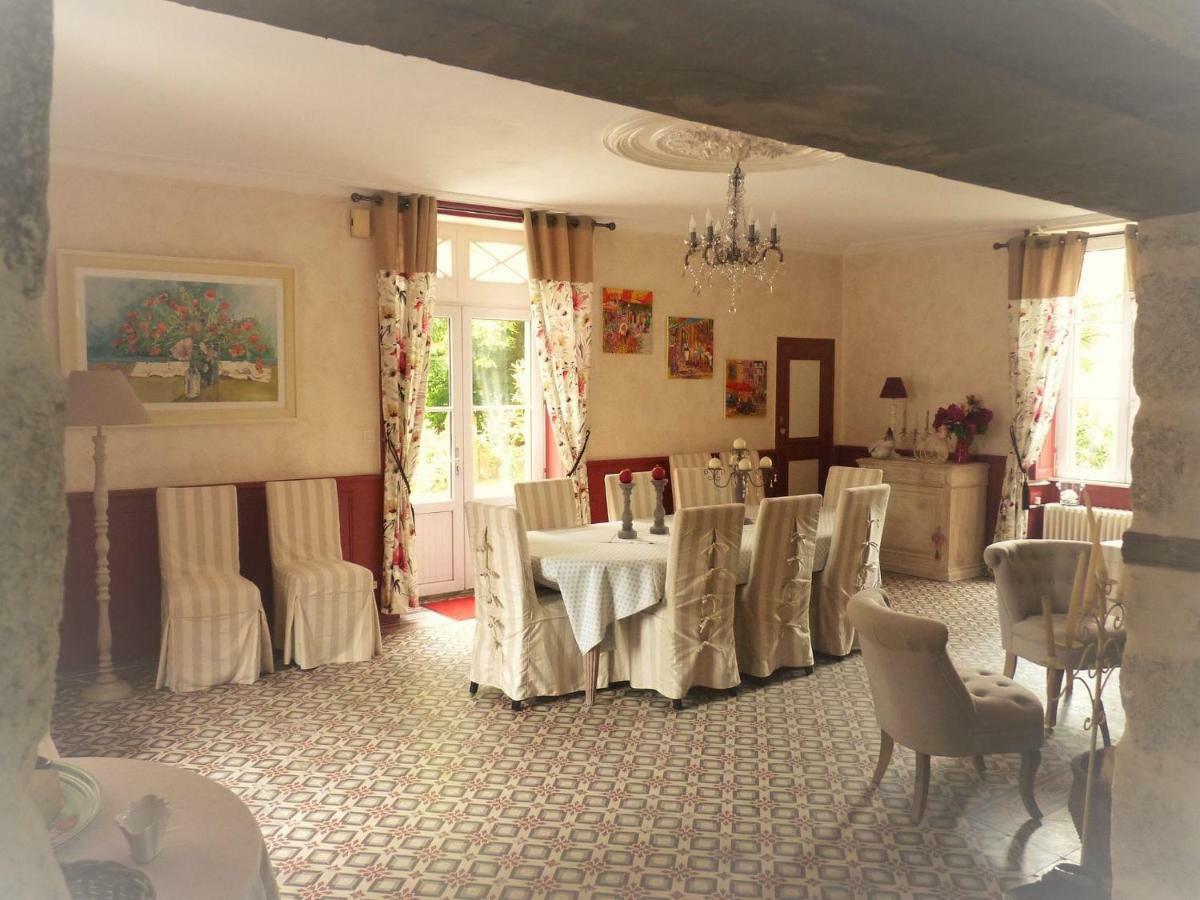 Le Manoir "Aux Douves" Acomodação com café da manhã Bazoges-en-Paillers Exterior foto