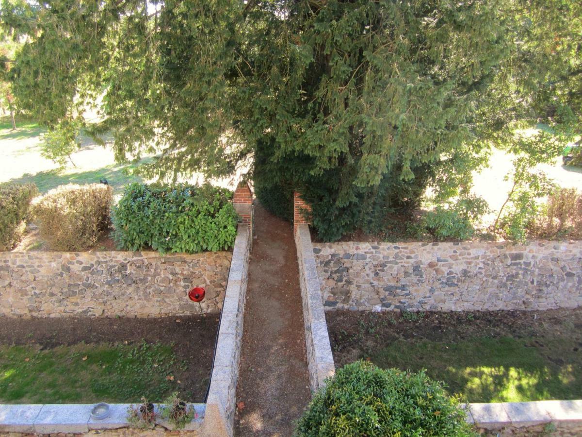 Le Manoir "Aux Douves" Acomodação com café da manhã Bazoges-en-Paillers Exterior foto